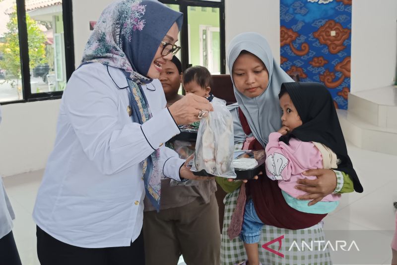 DKPPP Cirebon distribusi 2.500 paket makanan dan ikan penuhi gizi anak
