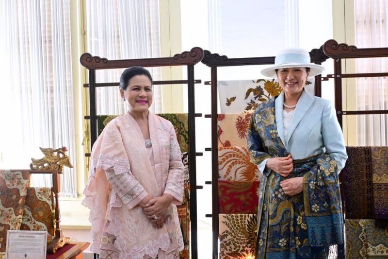 Ibu Negara ajak Permaisuri Jepang simak koleksi batik Jawa Hokokai di Bogor