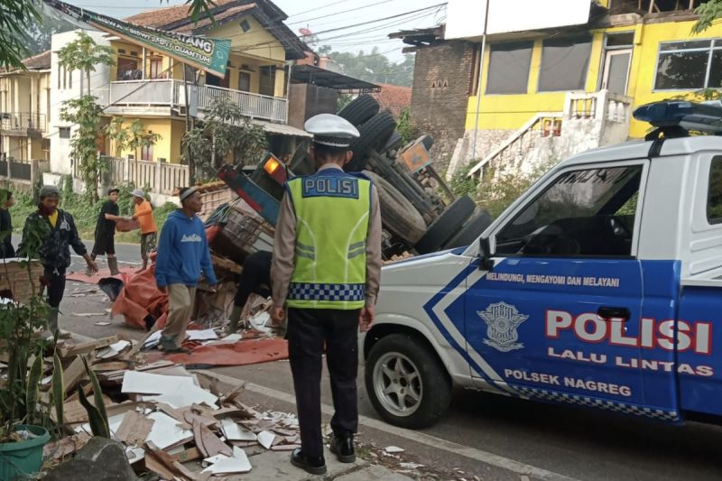 Polisi evakuasi truk terguling di Nagreg