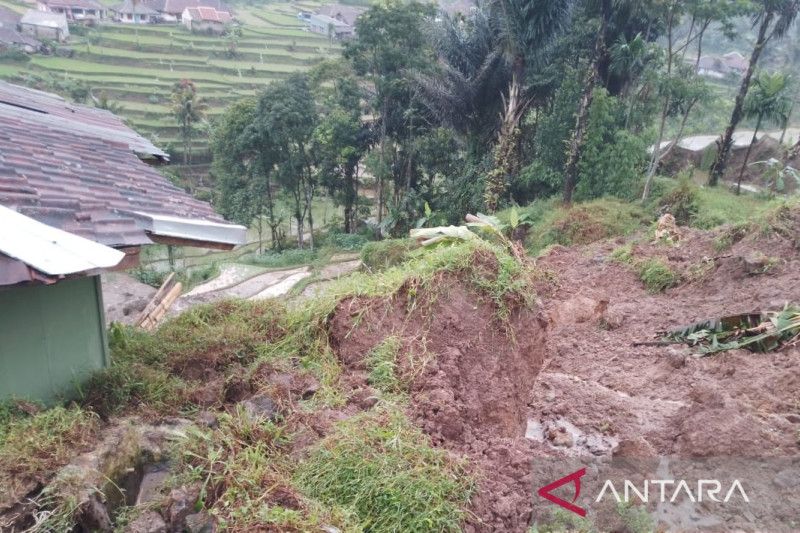 Longsor landa 2 desa di Cianjur, 5 rumah rusak berat
