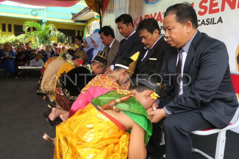 Sungkeman wisuda siswa SDN Pengasinan VIII