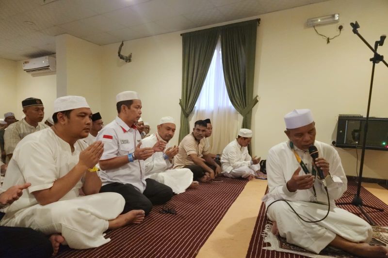 Kunjungan Jemaah Haji Banjarbaru di Mekkah, senang menerima paket ikan saluang dan sapat karing