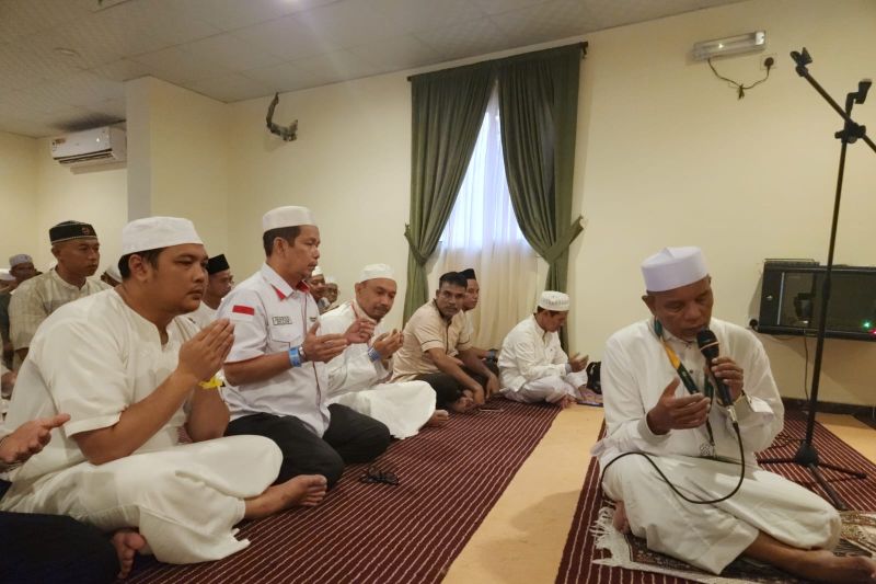 Walikota mengunjungi JCH Banjarbaru di Mekkah, senang menerima paket ikan saluang dan sapat karing