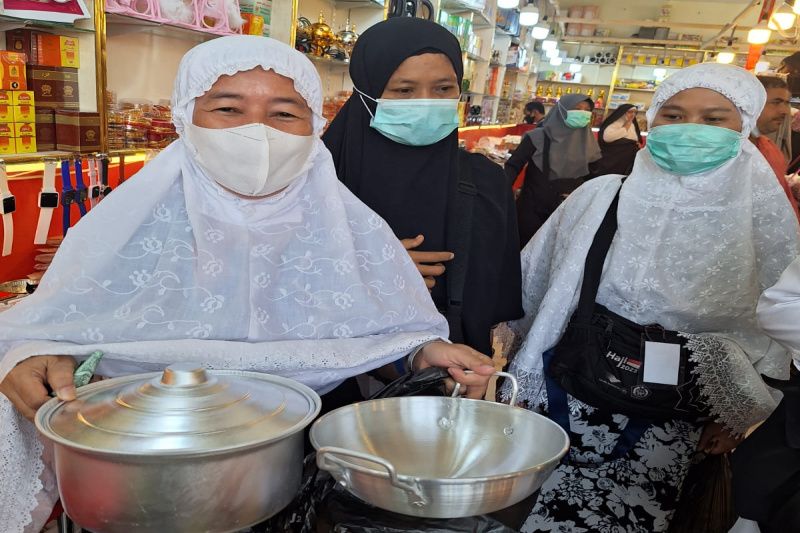 Katering dihentikan sementara, calon haji Indonesia antisipasi dengan beli panci