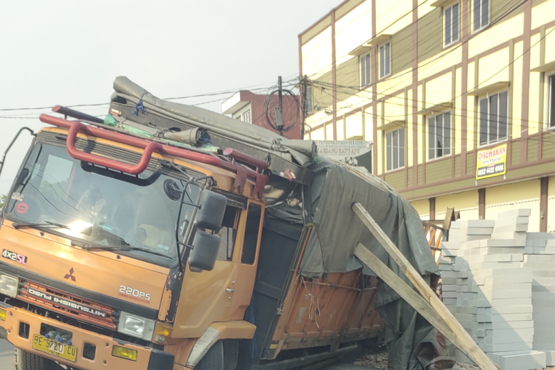 Truk ODOL terperosok, lalu lintas di Jalinsum jadi macet parah