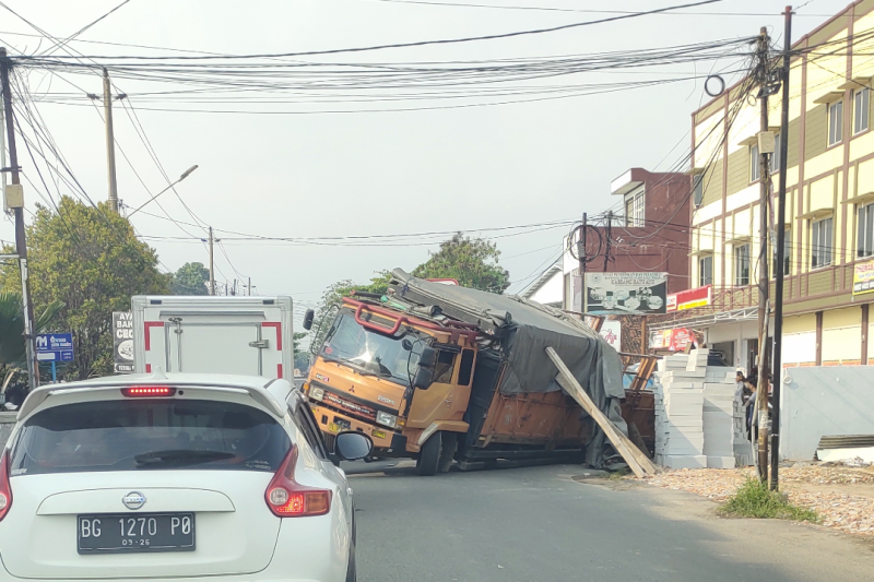 Truk ODOL terperosok, lalu lintas di Jalinsum jadi macet parah