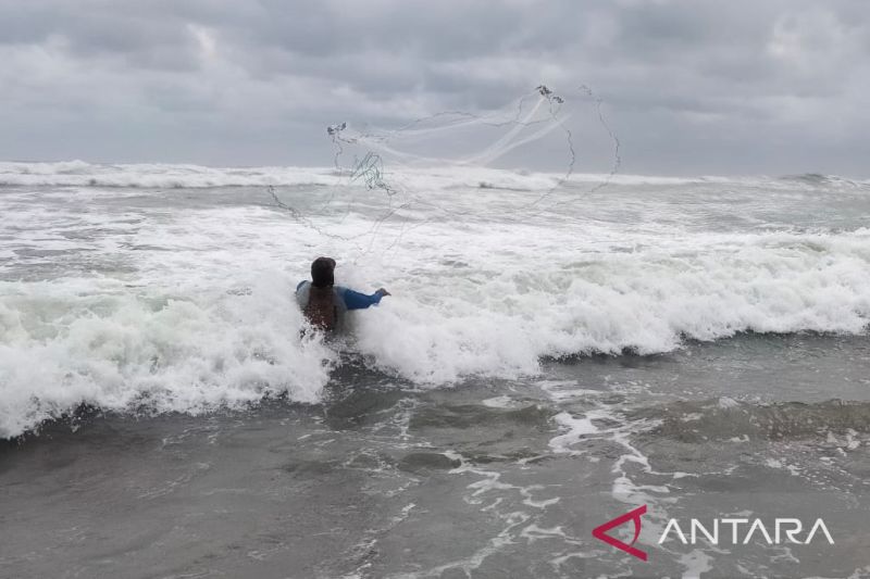 Cuaca ekstrem, BPBD Cianjur minta pelaku pariwisata-wisatawan hindari pinggir pantai