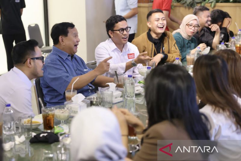 Prabowo ajak jurnalis dan influencer makan nasi Padang di Kemang, Jakarta