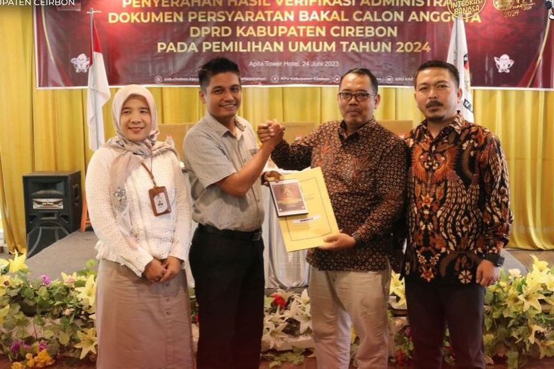 KPU Kabupaten Cirebon serahkan hasil vermin bacaleg ke parpol dan Bawaslu