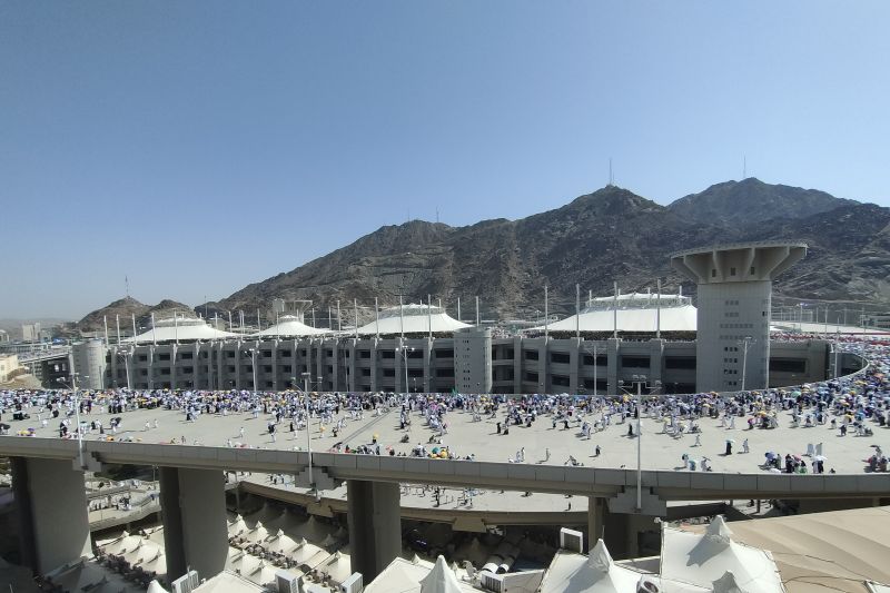 2 juta jamaah haji di Mina lempar jumrah Aqabah