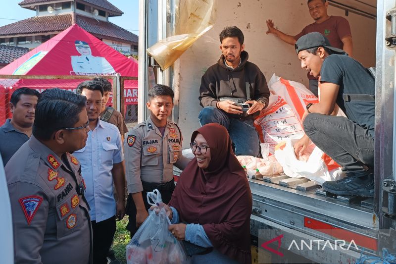 Polres Indramayu gelar bazar murah ayam potong untuk warga