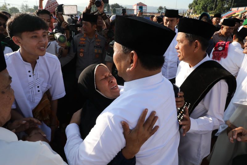 Menhan Prabowo dapat sambutan antusias warga saat Shalat Idul Adha di Bandung Barat