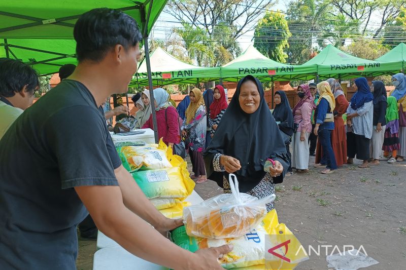 Polresta Cirebon gelar bazar pangan murah peringati Hari Bhayangkara Ke-77