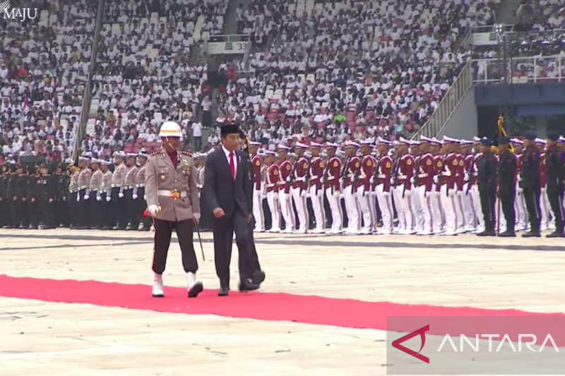 Presiden Jokowi jalan kaki periksa pasukan agar rumput GBK tak rusak