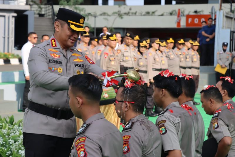 Polres Jakbar Berikan Penghargaan Kepada 120 Anggota Loyal Berdedikasi ...