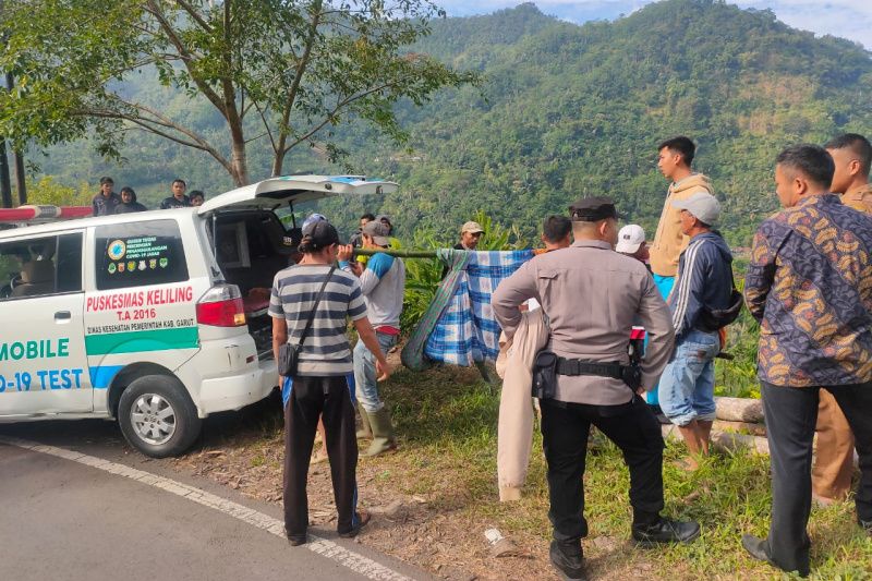Petani yang tewas di tebing Curug Suling Garut dievakuasi