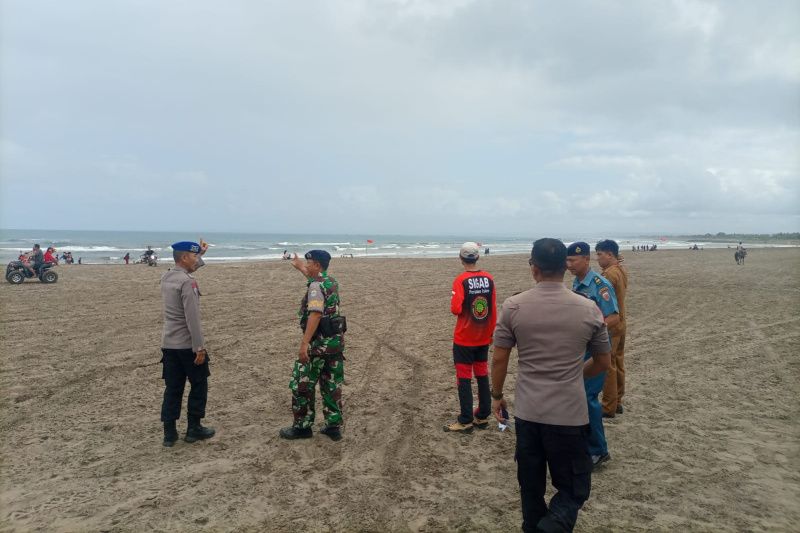 Tim SAR cari seorang wisatawan yang hilang terseret ombak di Pantai Pangandaran