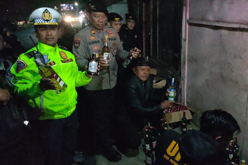 Polisi Garut sita ratusan botol minuman keras yang dijual di jalanan