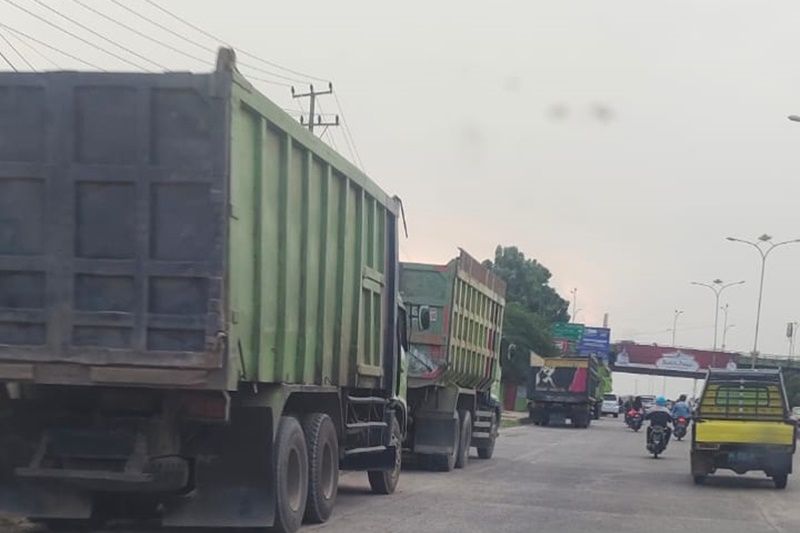 Antrean truk parkir di Jalan Lintas Sumatera Lampung