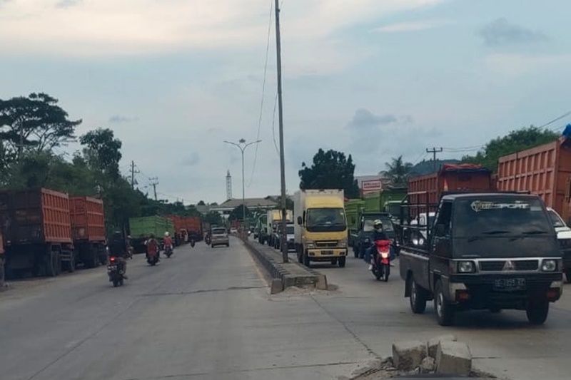 Puluhan ruk parkir di Jalan Lintas Sumatera Lampung
