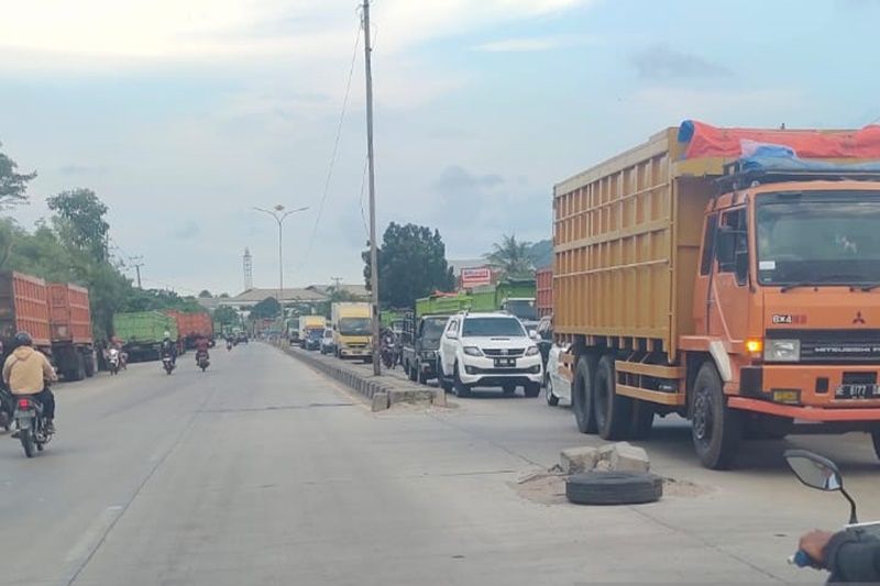 Antrean truk parkir di Jalan Lintas Sumatera Lampung