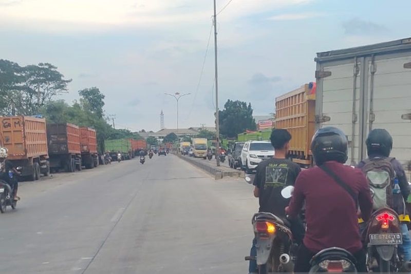 Antrean truk parkir di Jalan Lintas Sumatera Lampung