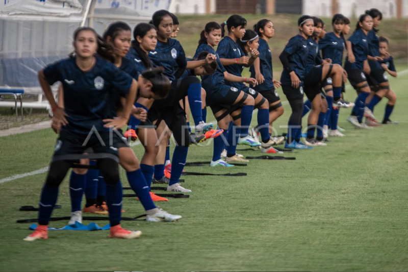 Latihan timnas wanita Kamboja U-19