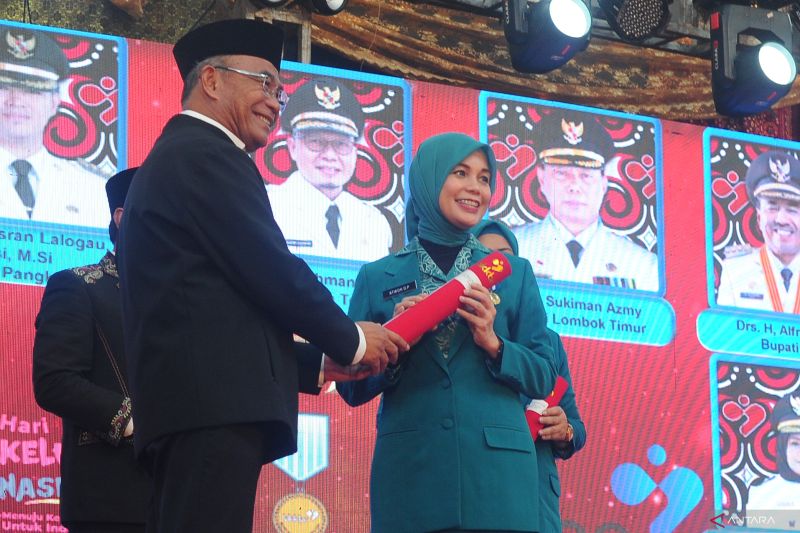 Penganugerahan penghargaan tertinggi BKKBN di Palembang