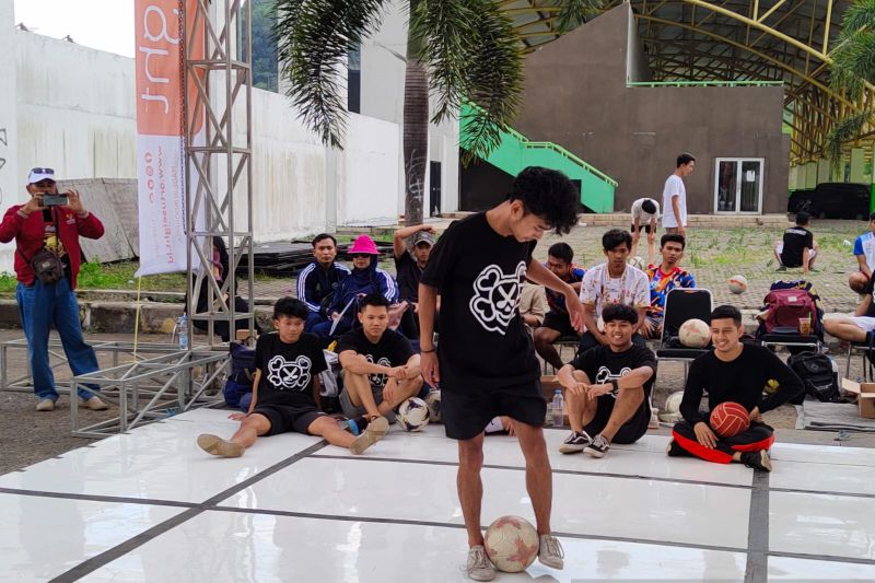 Jawa Barat juara umum sepak bola freestyle Fornas VII
