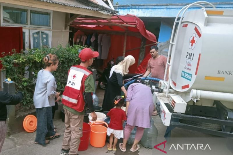 Pemkab Cianjur dan PMI masih berikan air bersih untuk penyintas gempa