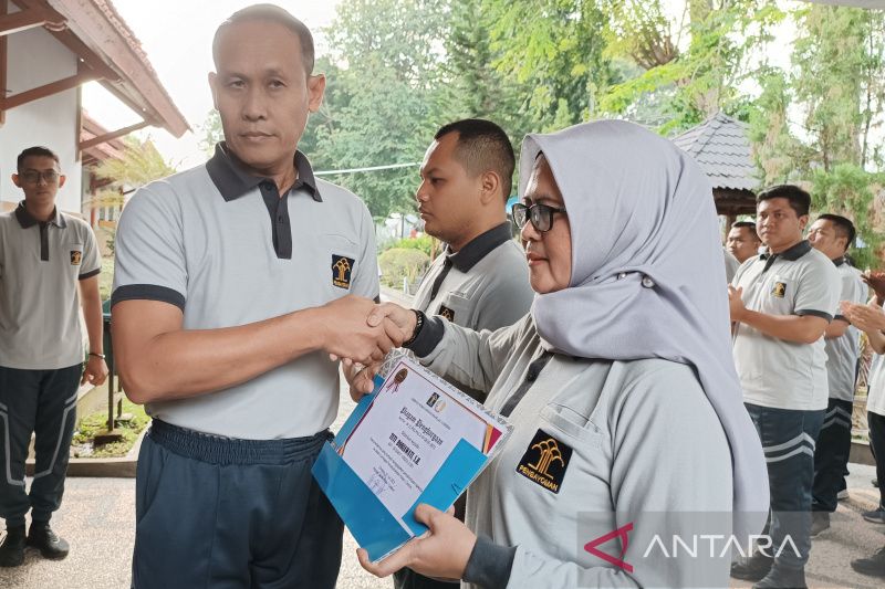 Lapas Cirebon berikan penghargaan petugas gagalkan penyelundupan narkoba