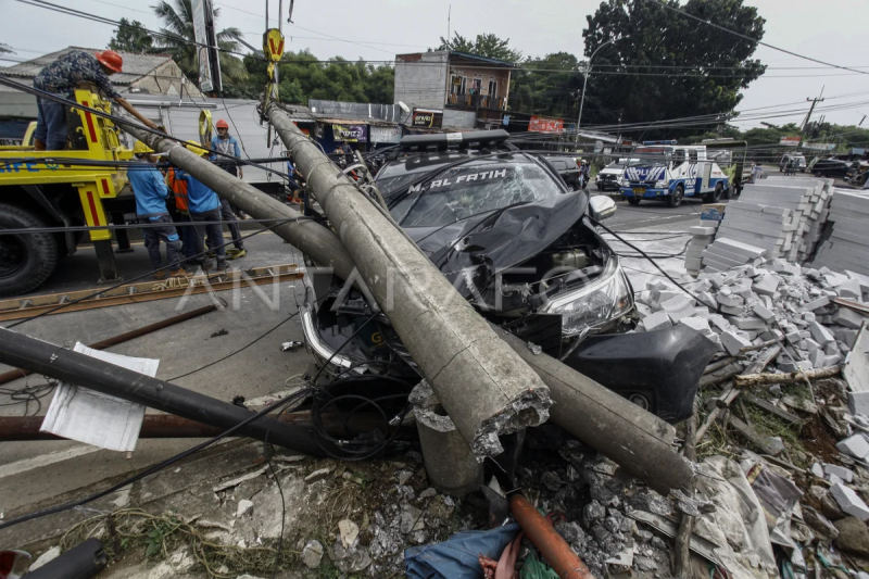 Kecelakaan mobil tabrak tiang listrik di Bogor