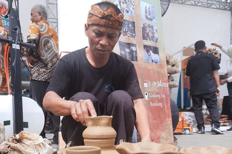 Pekan Kerajinan Jabar 2023 hadirkan pembuatan keramik Plered