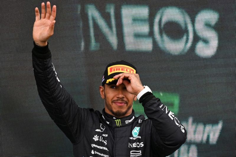 Lewis Hamilton dipastikan pindah ke tim F1  Ferrari pada musim 2025