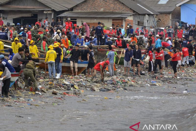 Aksi bersih-bersih di Pantai Sukaraja Bandarlampung