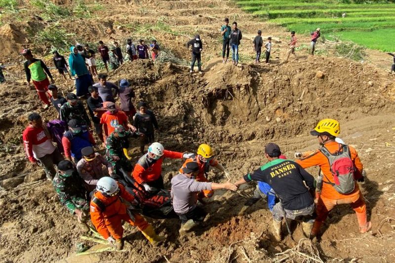 Tim SAR temukan ibu rumah tangga korban tanah longsor di Garut