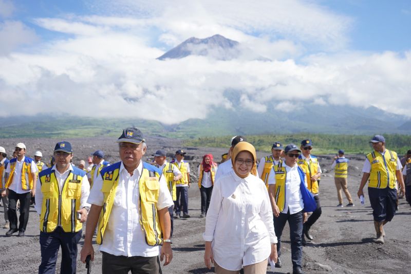 Ministry to reconstruct bridge collapsed in Semeru cold lava flood - Vimarsana News