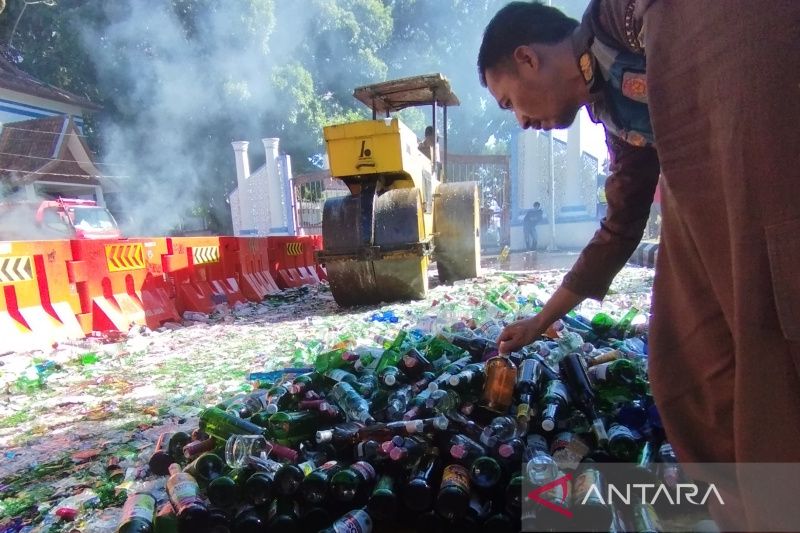 Kejari Garut musnahkan minuman keras senilai Rp2,5 miliar