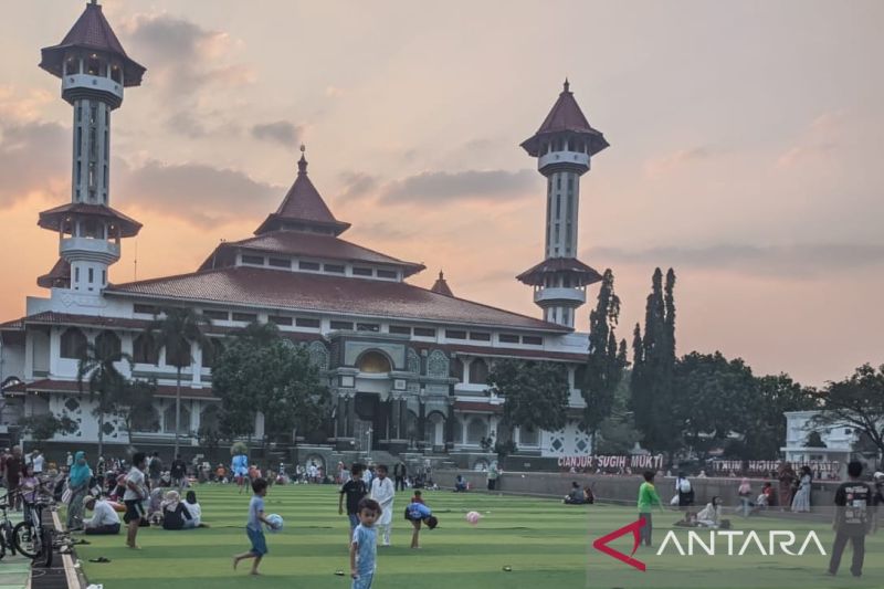 Bupati Cianjur minta wisatawan jaga kebersihan Taman Alun-alun