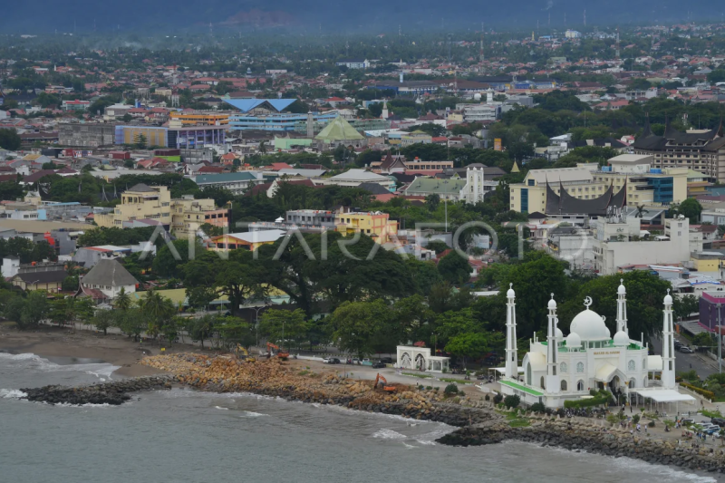 Penanganan abrasi di Pantai Padang