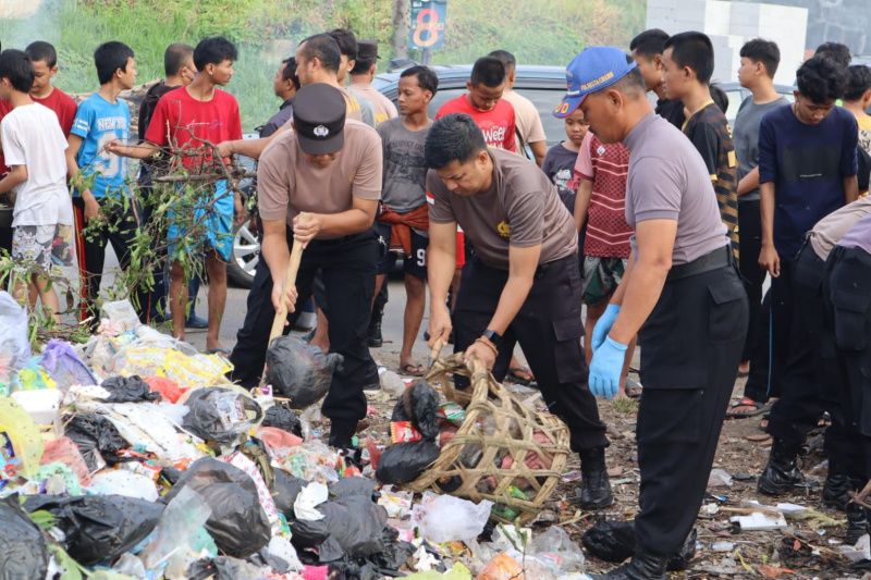 Polresta Cirebon dan warga bersihkan tumpukan sampah liar pinggir jalan