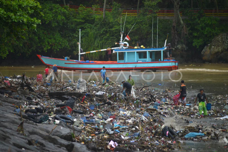 Sampah terbawa arus sungai di Padang