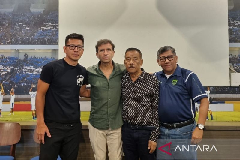 Pelatih Luis Milla resmi mundur dari Persib Bandung