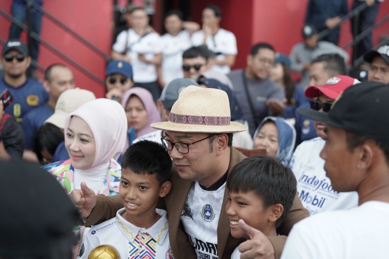 Gubernur Ridwan Kamil beri penghargaan untuk legenda sepakbola asal Jabar
