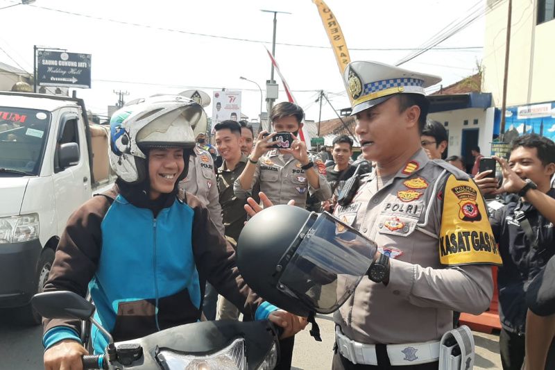 Polres Tasikmalaya  bagikan helm gratis untuk keselamatan berkendara