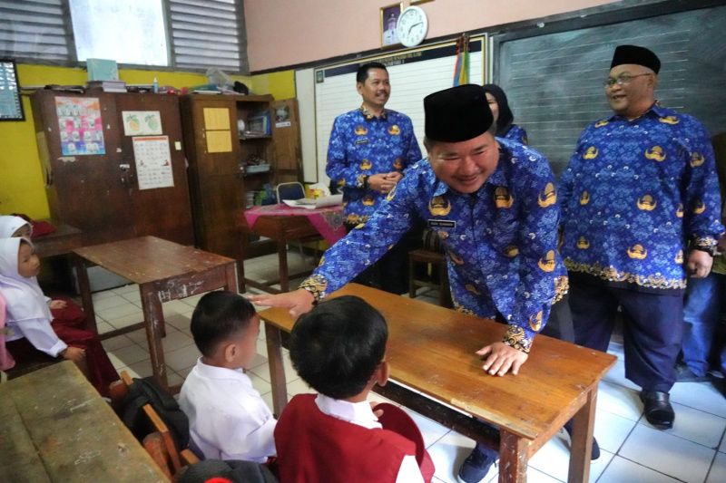 Bupati Garut tegaskan masuk sekolah SD dan SMP negeri gratis