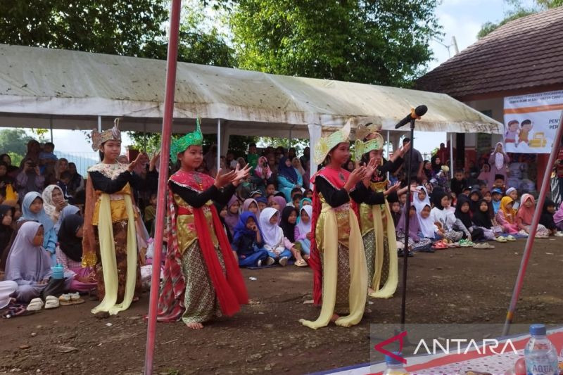 Ribuan siswa SD dan SMP di Cianjur masih belajar di bawah tenda