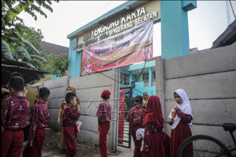 Gerbang sekolah ditutup tembok beton