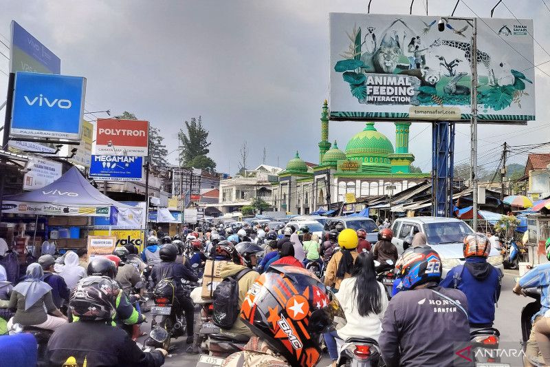 Mengatasi 'overload' Jalur Puncak, dari kereta gantung hingga jalan tol