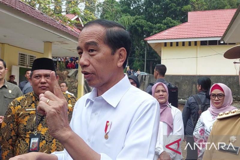 Presiden Jokowi pamerkan kemeja yang dipakai produksi SMK di Jambi